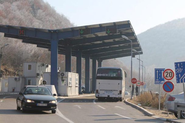 Kapet me patentë shoferi të dyshuar si të falsifikuar në pikën kufitare Dheu i Bardhë