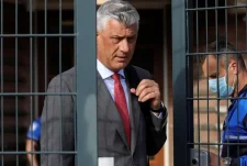 AP: Thaçi, i mbështeturi nga perëndimorët për ta çuar Kosovën drejt pavarësisë, mëson sot fatin e tij