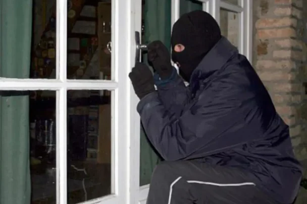 Tentativë grabitjeje në Viti, tre persona të armatosur hyjnë në shtëpi dhe kërcënojnë një grua