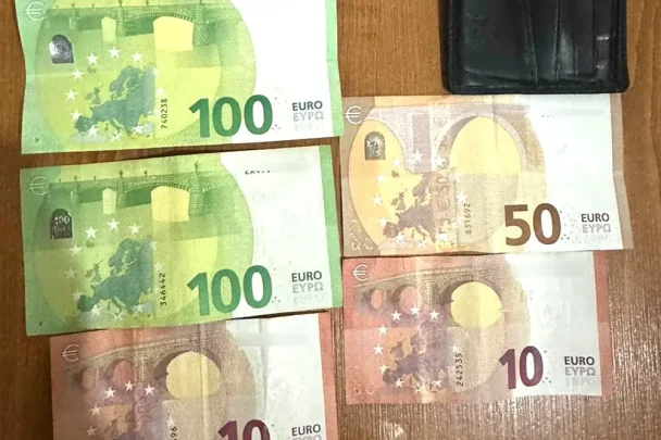 Dorëzohet në polici portofoli me dokumente dhe para të gjetura