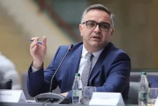 Tahiri: Qeveria po synon ta zëvendësojë ngërçin institucional me rrëmujë legjislative