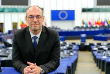 Eurodeputeti kroat: Asnjë politikë s’e ndryshon faktin historik që Kosova, Kroacia e Bosnja ishin viktima të agresionit serb