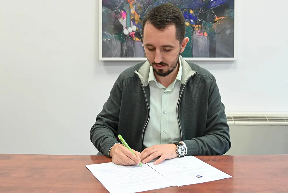 Rahimaj nënshkruan kontratë prej rreth 860 mijë eurosh për asfaltimin e 53 rrugëve lokale