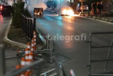 Tensionohet situata para Kuvendit, hidhen fishekzjarre dhe gaz lotsjellës