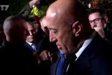 Ramush Haradinaj hyn në mesin e protestuesve: Shpresuam që po votojmë sonte, po na dhimbeni ju, vendi dhe ata atje